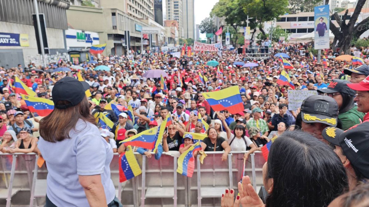jacksonhinklle's tweet image. The people STAND with MADURO!