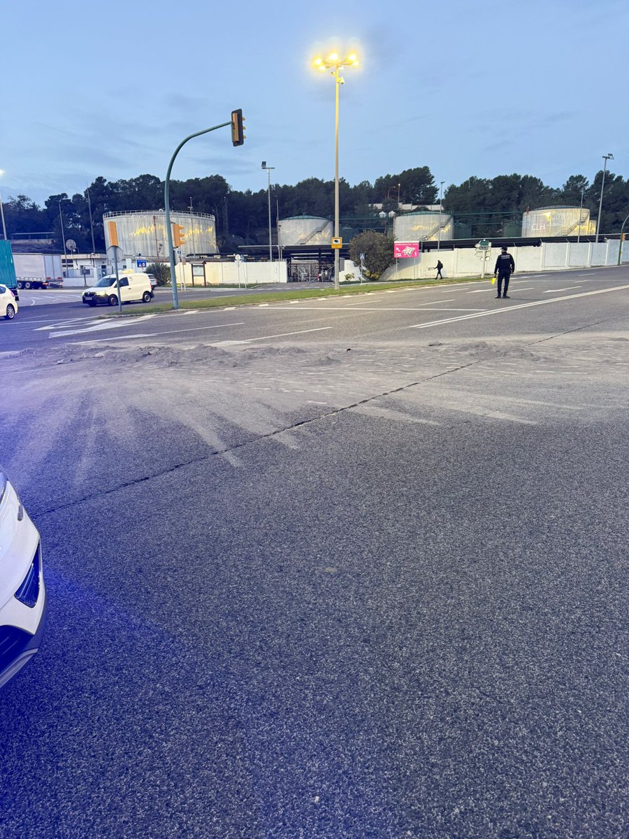 policiadepalma's tweet photo. 🚚 Incident a #PortoPi: Camioner perd part de la càrrega (ciment) i tenia la #ITV caducada.
Agents de la #USEI regulen el trànsit. Treball coordinat amb #EMAYA per netejar la via.
Circulau amb seguretat i amb vehicle en regla. 👮♂️ https://t.co/xiTc0CMy3X
