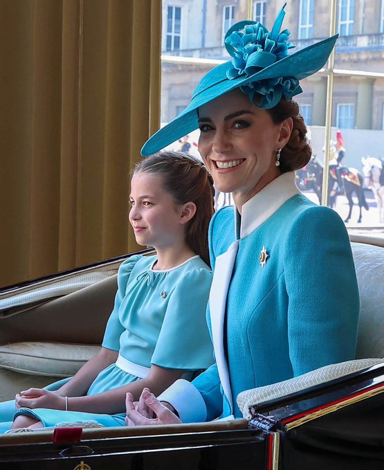 Neighbo_7's tweet image. Two beautiful Princesses 👑😍🩵