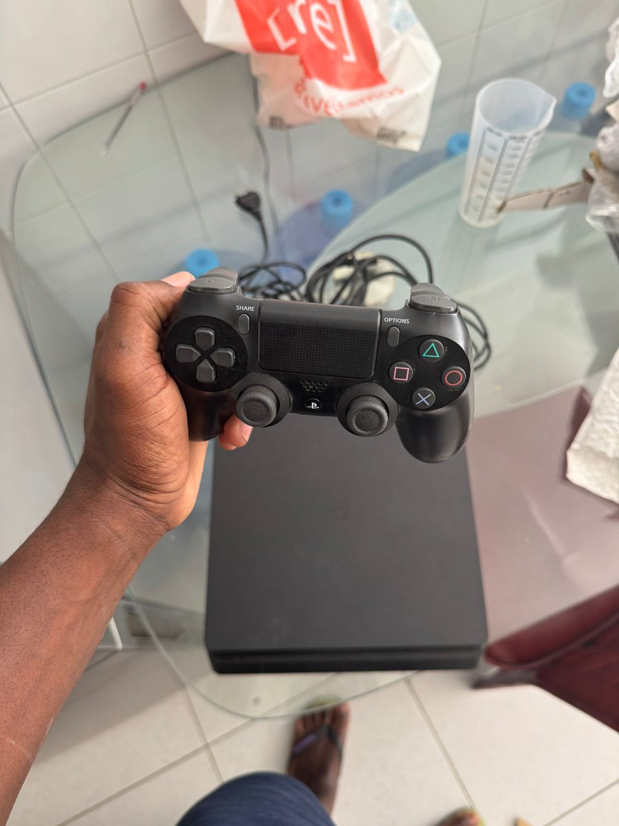 Buticario1's tweet photo. Vendo minha PlayStation 4 Slim acabada de chegar de Portugal. Na versão 13. Com 1 jogo na memória pro2025 e 2 jogos físicos 1 FIFA 2023 e uma missão assino Cred. O comando é original. Vendo a 230mil com os discos. 
Tell: 937551212 https://t.co/QLoyhol4IN