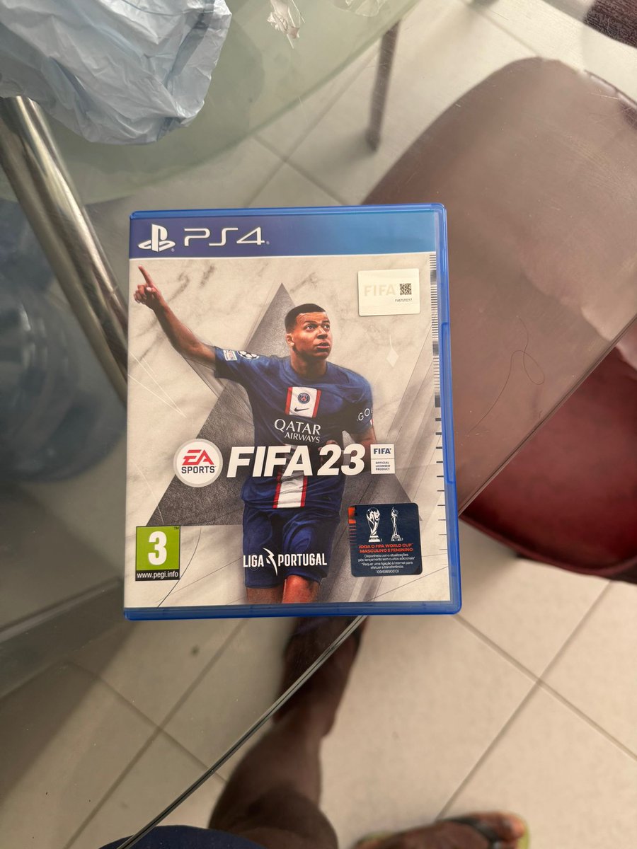Buticario1's tweet photo. Vendo minha PlayStation 4 Slim acabada de chegar de Portugal. Na versão 13. Com 1 jogo na memória pro2025 e 2 jogos físicos 1 FIFA 2023 e uma missão assino Cred. O comando é original. Vendo a 230mil com os discos. 
Tell: 937551212 https://t.co/QLoyhol4IN
