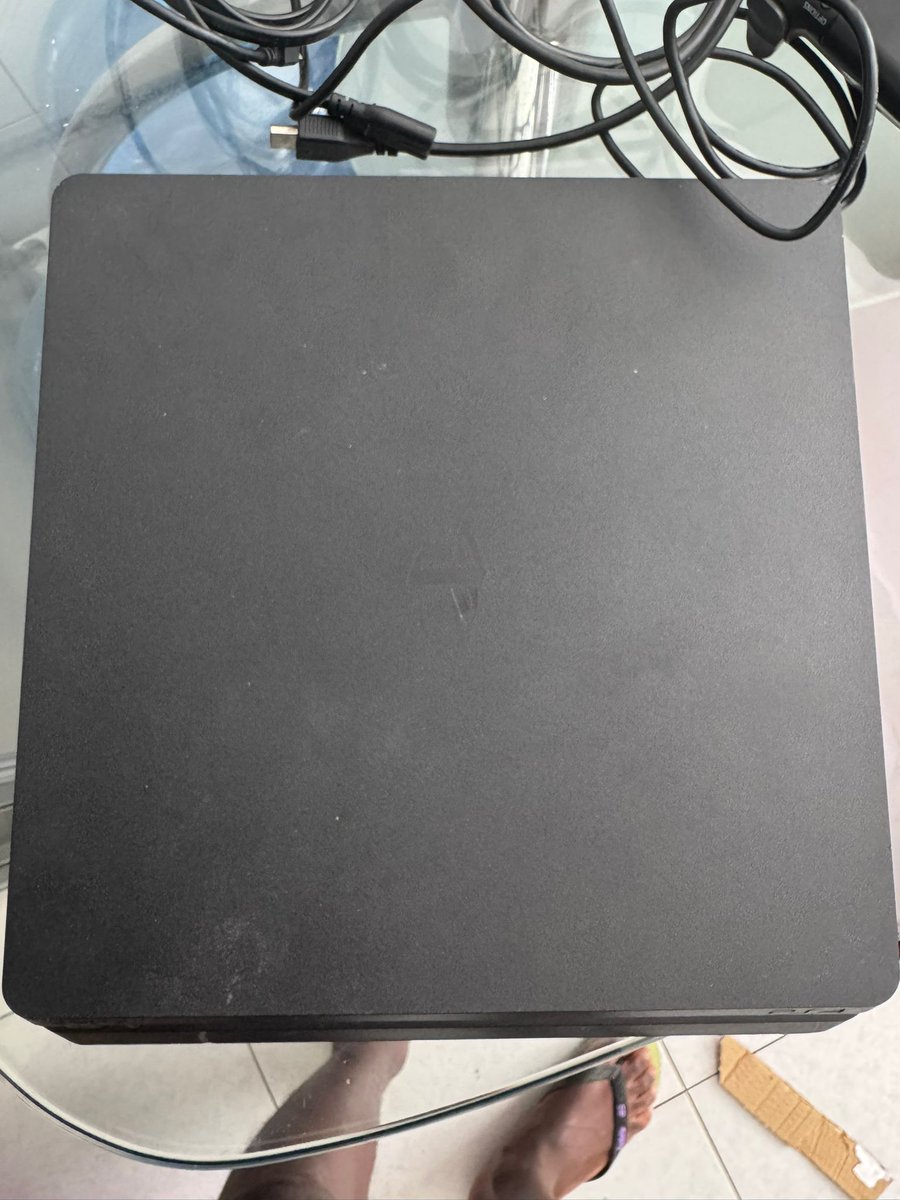 Buticario1's tweet photo. Vendo minha PlayStation 4 Slim acabada de chegar de Portugal. Na versão 13. Com 1 jogo na memória pro2025 e 2 jogos físicos 1 FIFA 2023 e uma missão assino Cred. O comando é original. Vendo a 230mil com os discos. 
Tell: 937551212 https://t.co/QLoyhol4IN