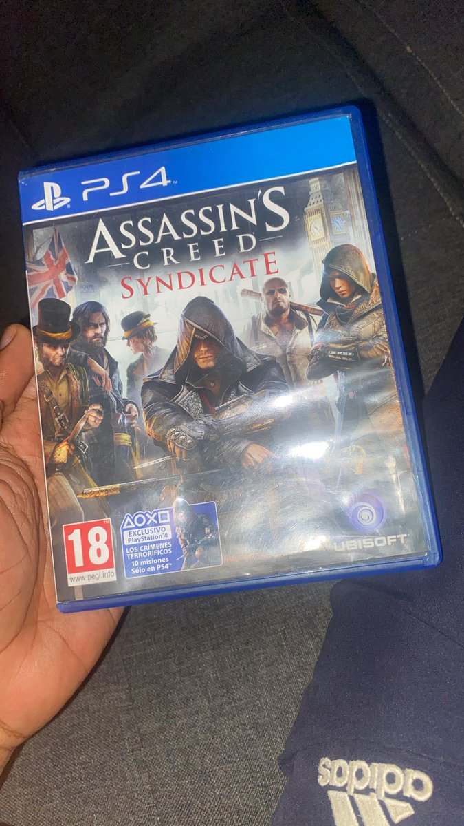 Buticario1's tweet photo. Vendo minha PlayStation 4 Slim acabada de chegar de Portugal. Na versão 13. Com 1 jogo na memória pro2025 e 2 jogos físicos 1 FIFA 2023 e uma missão assino Cred. O comando é original. Vendo a 230mil com os discos. 
Tell: 937551212 https://t.co/QLoyhol4IN