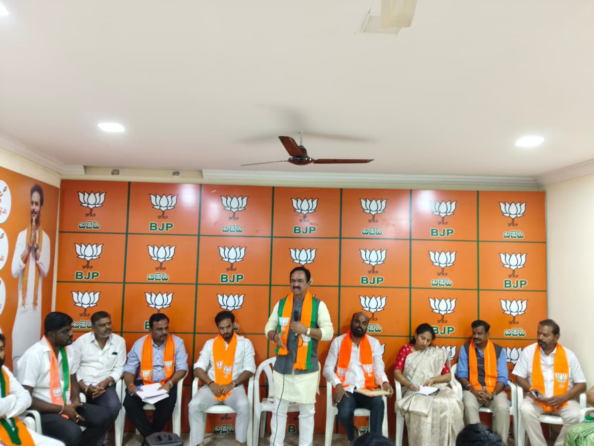 BJPRangaReddyTS's tweet image. #RangaReddy
 జిల్లా #Sherilingampally నియోజకవర్గంలో వివేకానంద నగర్–వెంకటేశ్వర నగర్ డివిజన్ల బూత్ అధ్యక్షులు, కార్యకర్తలతో విస్తృత సమావేశం నిర్వహించబడింది.
బూత్ స్థాయి కార్యకర్తలే బీజేపీ బలం అని జిల్లా అధ్యక్షులు వనిపల్లి శ్రీనివాస్ రెడ్డి గారు పేర్కొన్నారు.

#BJP #BoothNirman