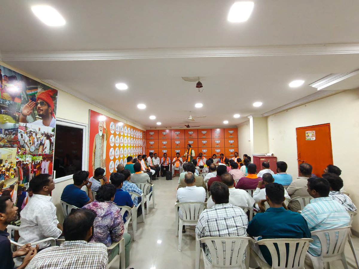 BJPRangaReddyTS's tweet image. #RangaReddy
 జిల్లా #Sherilingampally నియోజకవర్గంలో వివేకానంద నగర్–వెంకటేశ్వర నగర్ డివిజన్ల బూత్ అధ్యక్షులు, కార్యకర్తలతో విస్తృత సమావేశం నిర్వహించబడింది.
బూత్ స్థాయి కార్యకర్తలే బీజేపీ బలం అని జిల్లా అధ్యక్షులు వనిపల్లి శ్రీనివాస్ రెడ్డి గారు పేర్కొన్నారు.

#BJP #BoothNirman