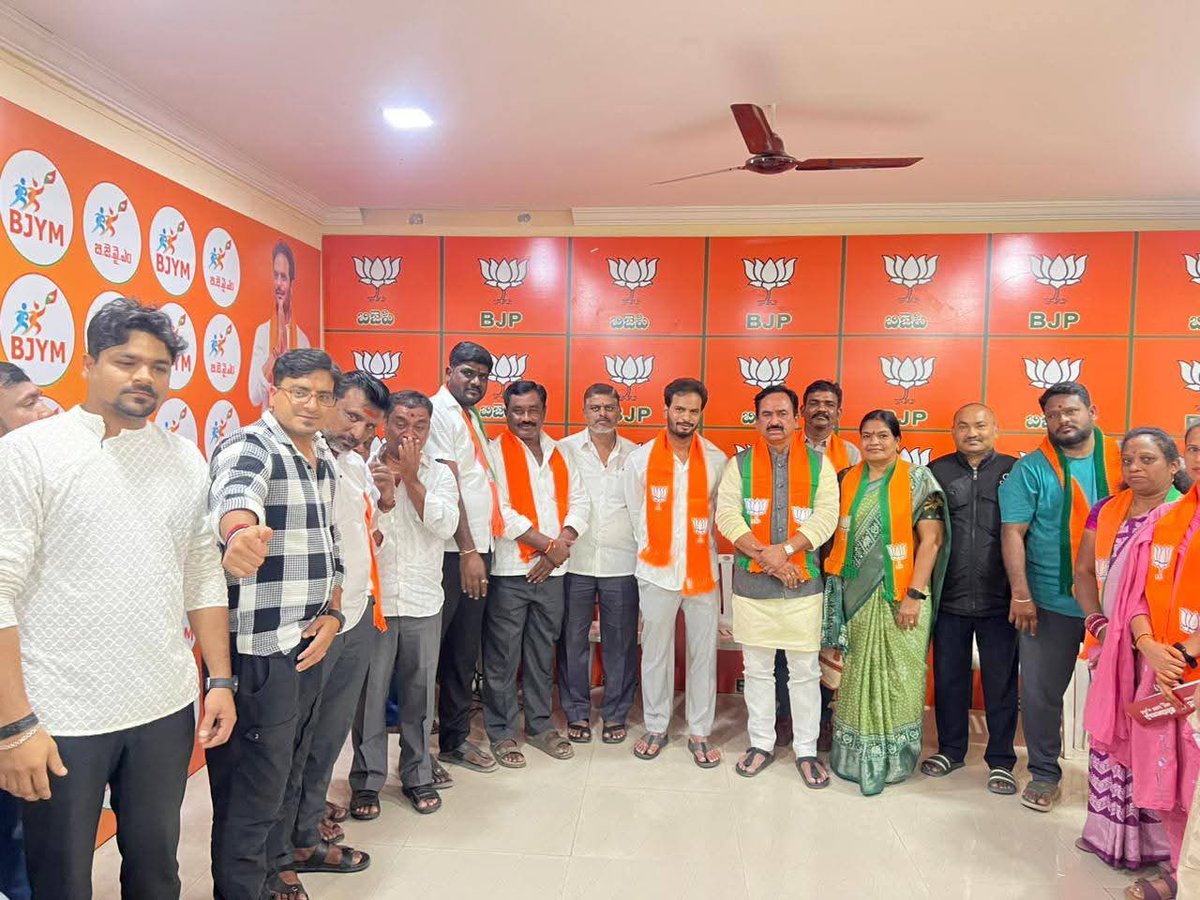 BJPRangaReddyTS's tweet image. #RangaReddy
 జిల్లా #Sherilingampally నియోజకవర్గంలో వివేకానంద నగర్–వెంకటేశ్వర నగర్ డివిజన్ల బూత్ అధ్యక్షులు, కార్యకర్తలతో విస్తృత సమావేశం నిర్వహించబడింది.
బూత్ స్థాయి కార్యకర్తలే బీజేపీ బలం అని జిల్లా అధ్యక్షులు వనిపల్లి శ్రీనివాస్ రెడ్డి గారు పేర్కొన్నారు.

#BJP #BoothNirman