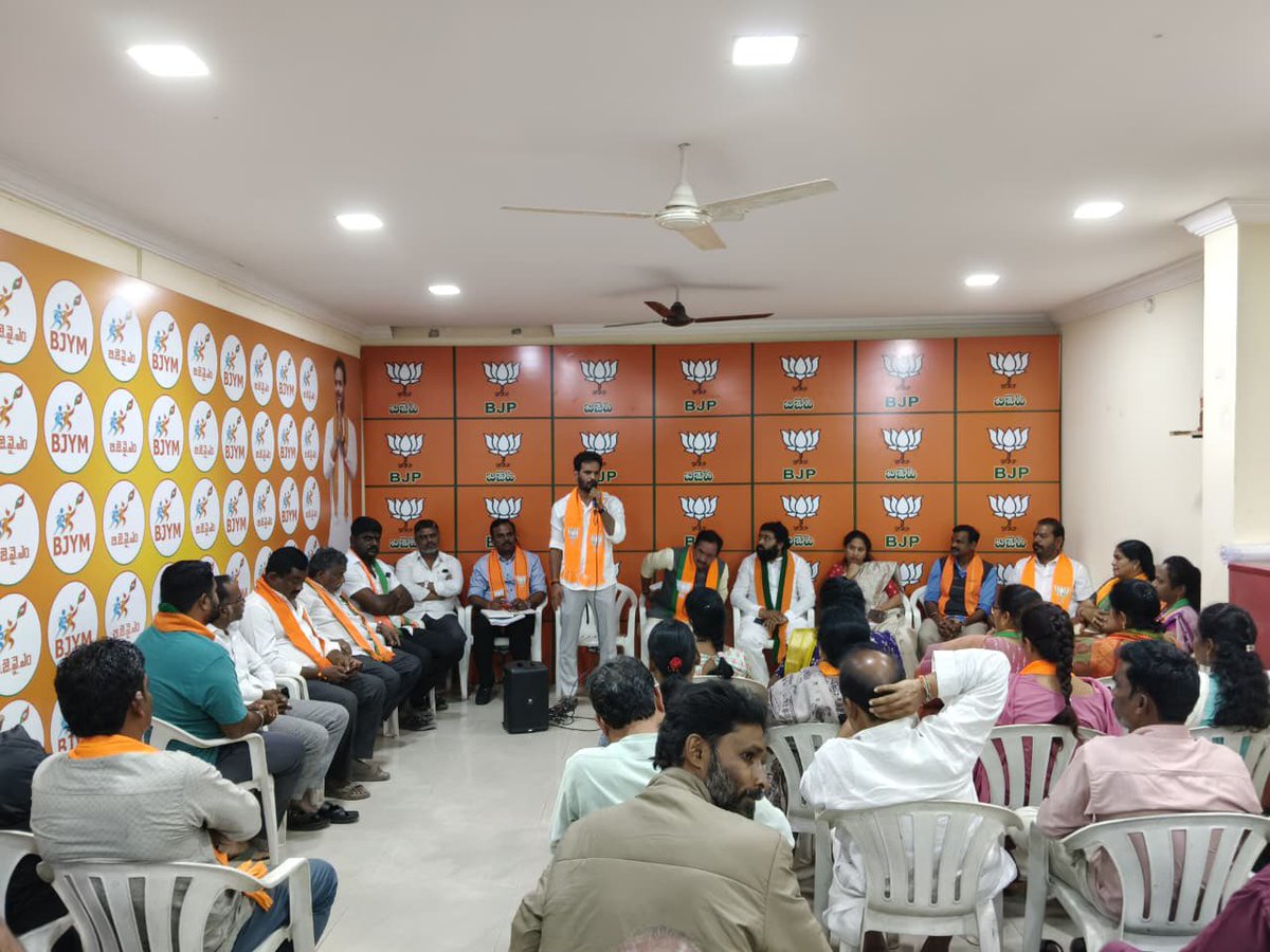 BJPRangaReddyTS's tweet image. #RangaReddy
 జిల్లా #Sherilingampally నియోజకవర్గంలో వివేకానంద నగర్–వెంకటేశ్వర నగర్ డివిజన్ల బూత్ అధ్యక్షులు, కార్యకర్తలతో విస్తృత సమావేశం నిర్వహించబడింది.
బూత్ స్థాయి కార్యకర్తలే బీజేపీ బలం అని జిల్లా అధ్యక్షులు వనిపల్లి శ్రీనివాస్ రెడ్డి గారు పేర్కొన్నారు.

#BJP #BoothNirman