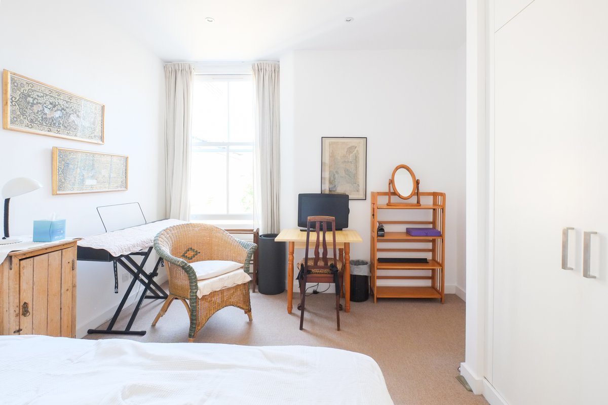 DoctorinthHouse's tweet photo. This #newyear, resolve to stay in West London in this gorgeous room in #LadbrokeGrove. Bright and airy, it's perfect for walking to #HammersmithHospital as well as to Queen Charlotte and Chelsea Hospital. Find out more here: https://t.co/0EK93CFk0S

Highlever Road, London W10 https://t.co/S1x2nprePr
