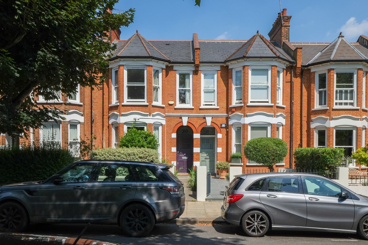 DoctorinthHouse's tweet photo. This #newyear, resolve to stay in West London in this gorgeous room in #LadbrokeGrove. Bright and airy, it's perfect for walking to #HammersmithHospital as well as to Queen Charlotte and Chelsea Hospital. Find out more here: https://t.co/0EK93CFk0S

Highlever Road, London W10 https://t.co/S1x2nprePr