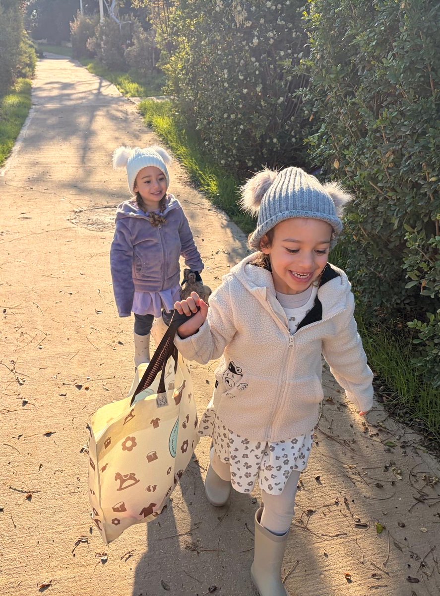 LishayLM's tweet image. בזמן שרוני הייתה בחוג היה לי רגע לראות את כל ההודעות שרצו היום על כנס ״מרימי הרוח לעם״ (אנחנו לא "זכינו" בהזמנה... כנראה אנחנו לא מספיק מרימים).
גם צפיתי בסרטון של ראש הממשלה. 

פילוג פילוג פילוג 
זאת המילה היחידה שעברה לי בראש. 
כבר לא מנסים אפילו להעמיד פנים.
זה יכול כמעט…