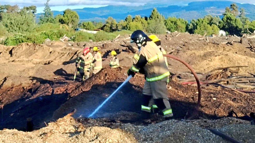 2016cruce's tweet image. ✅ Bomberos de varias comunas y brigadas de Arauco trabajaron en incendio al interior de Aserradero Arauco sector Pon - Pon comuna Mariquina.

#sjmq #Mariquina #valdiviacl #losrios