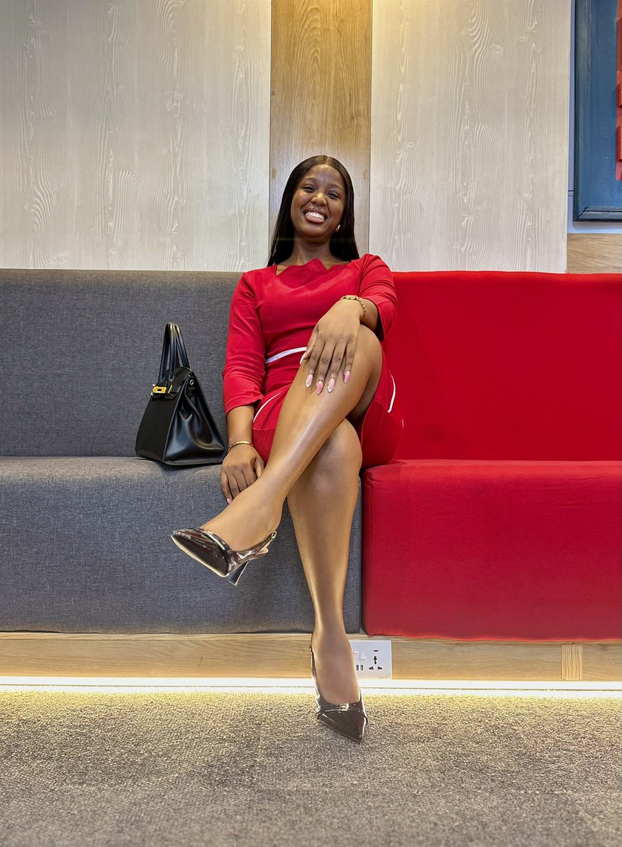 deratheghost's tweet image. First work OOTD of the year - Corporate baddie reporting for duty ✨