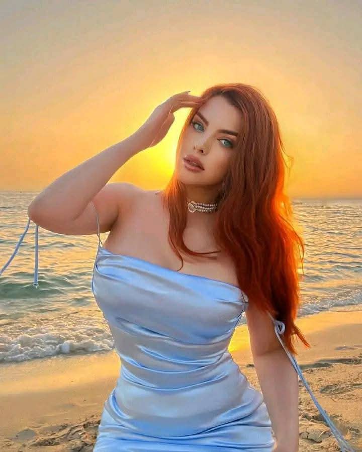 Prince40a's tweet image. في عينيكِ أقرأ قصائدي
على شفتيكِ أحرق أنفاسي
أتنشق عطركِ المدفون في قلبي
أغازل طيفكِ المزروع على نافذتي
أقرأ عناوين وجهكِ و أدونها
قصائدا في دفاتري