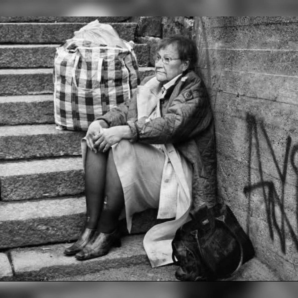 « La femme que vous voyez ici n’est pas une mendiante.
Ce n’est pas non plus une réfugiée dont la vie a été brisée.
Elle s’appelle Tarja Halonen.
Elle a été présidente de la Finlande entre 2000 et 2012.
Pendant son mandat, la Finlande a été régulièrement classée parmi les