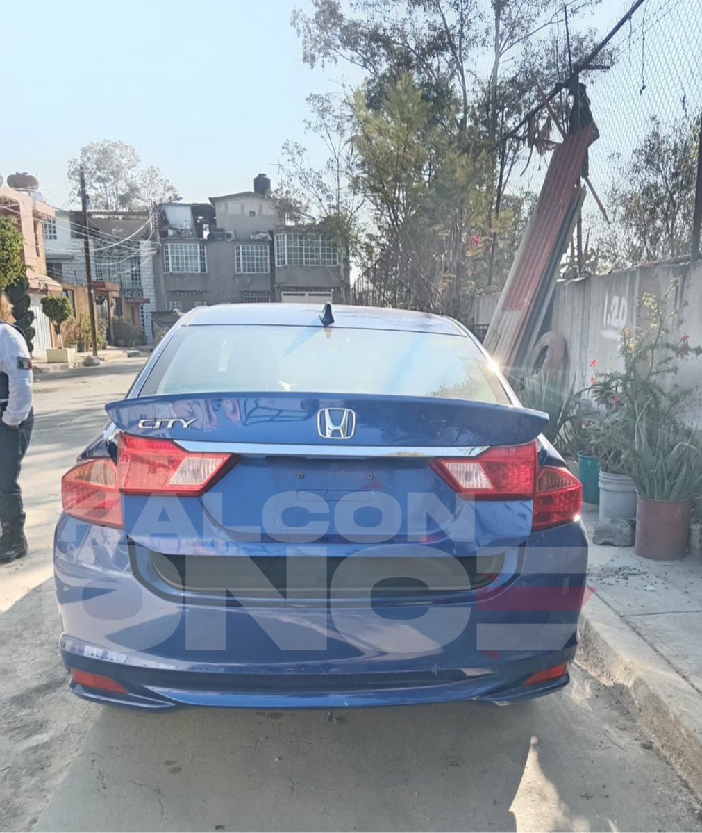 HalconOnce's tweet image. LOCALIZAN AUTO IMPLICADO EN LA MUERTE DE UN BIKER EN IZTAPALAPA. 

Esta mañana fue localizado el famoso Honda azul presuntamente conducido por Gaby Córdoba, responsable de arrastrar varios km y matar a Roberto, la noche del sábado en #Iztapalapa. 

El vehículo fue encontrado…