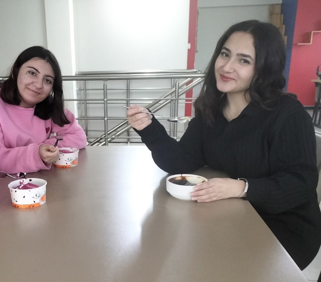 KayseriKYGM's tweet photo. 📍 Pertevniyal Sultan Yurdu
Öğrencilerimizi her gün ayrı bir çay saati menüsü ile karşılıyoruz. 🍰🥧 Öğrencilerimize afiyet olsun 💫💛 https://t.co/ugfzzX7G60