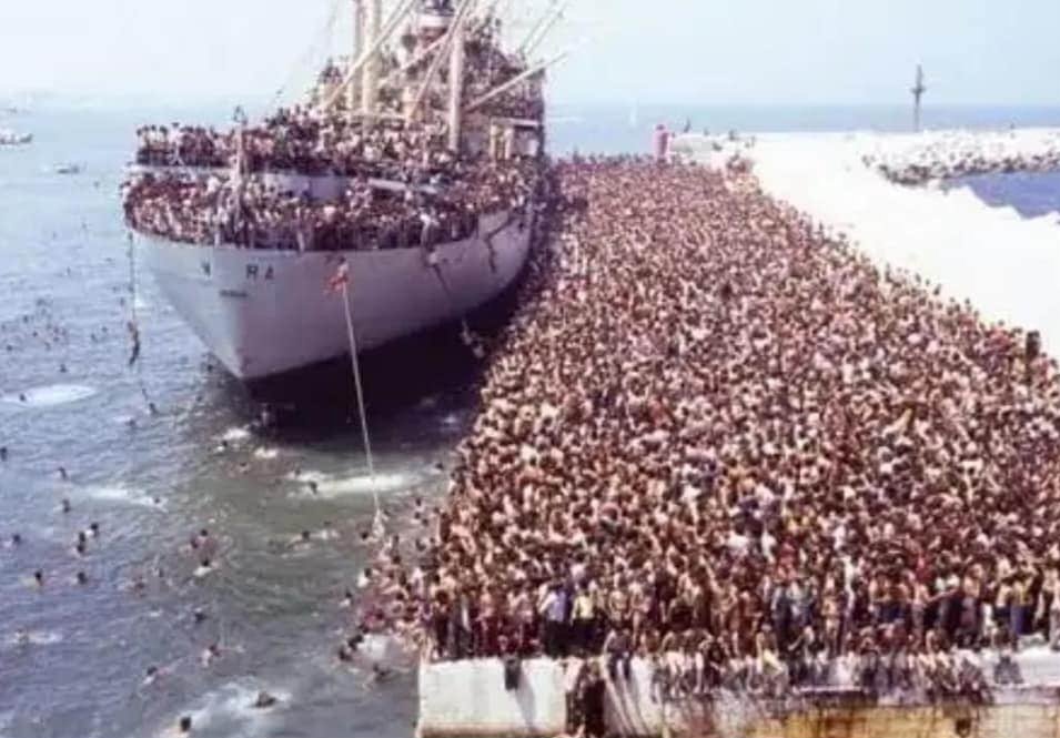 Φωτογραφία που δείχνει τους Αλβανούς να αποχωρίζονται το 1990 τον κομμουνιστικό παράδεισο για τον οποίο μιλούν όλοι οι Αριστεροί με τόση περηφάνεια 🤦‍♂️
#ΟΡΣΕ_ΓΙΔΙΑ