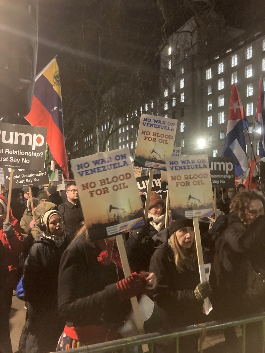 VenSolidarity's tweet image. 📢LONDON: Large protest opposite Downing Street demanding British govt condemn war on Venezuela, call for return of President Maduro.