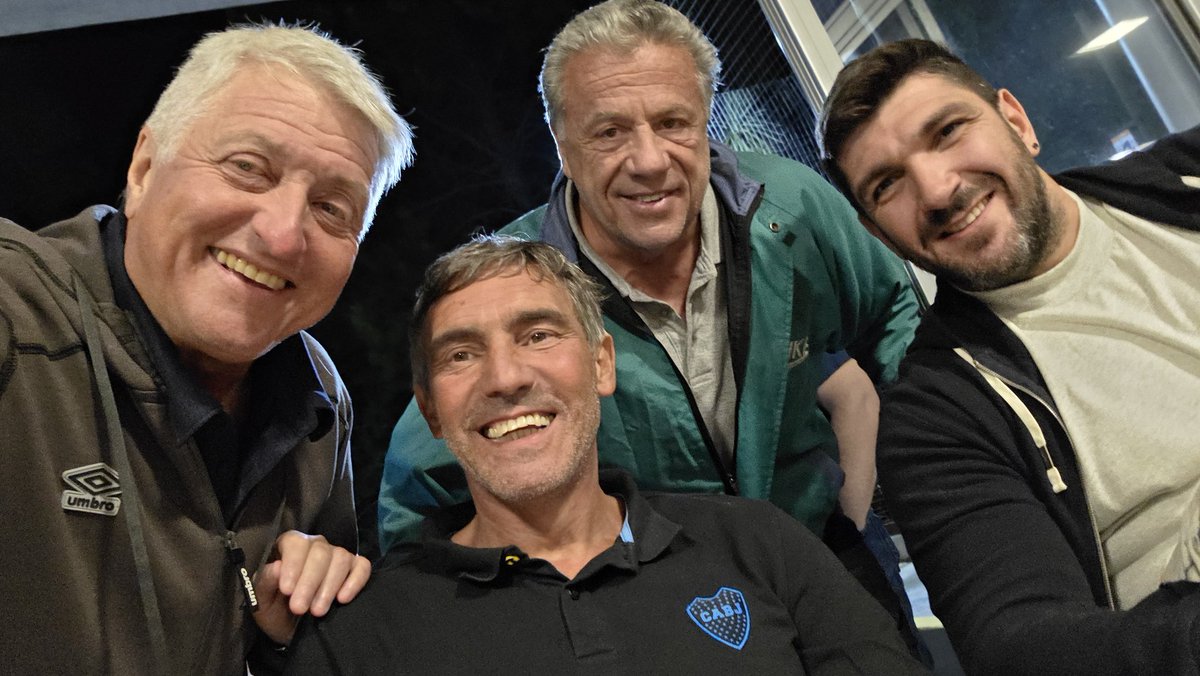 Unos días de vacaciones permiten encuentros con grandes cracks.

En esta foto están 2 campeones de América de fútbol y un NBA de Basketbol. 

Como siempre el colado soy yo.

Charlas inolvidables rodeado de aquellos que "llegaron".

Manteca Martínez, Fernando Alvez y Esteban