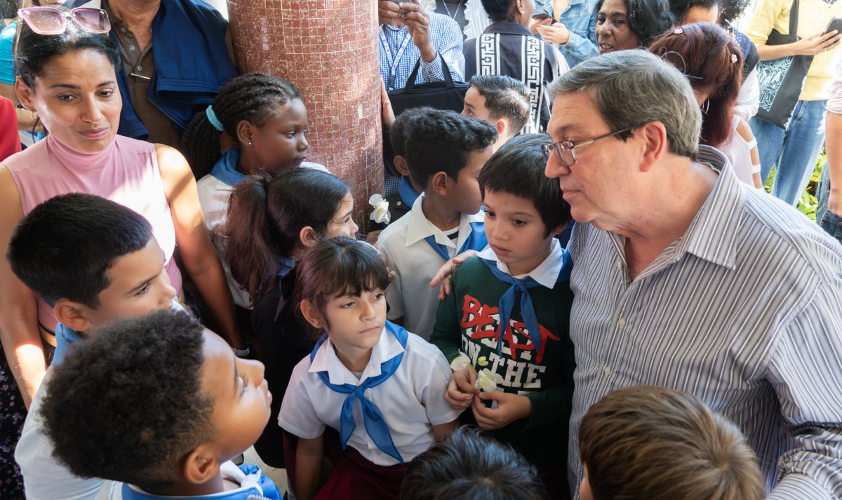 Trabajadores <a href="/CubaMINREX/">Cancillería de Cuba</a> honramos a nuestros hermanos caídos en #Venezuela 🇻🇪, quienes llevaron en alto el compromiso de 🇨🇺 con los pueblos hermanos. Su entrega es y será siempre ejemplo de dignidad y amor.
Que su memoria nos guíe en la defensa de la soberanía.

#HonorYGloria