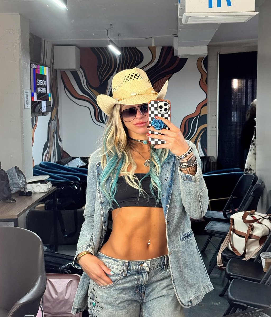 SnatchThatSol's tweet image. Borrowed Fallon’s hat without asking. 🤙🏼