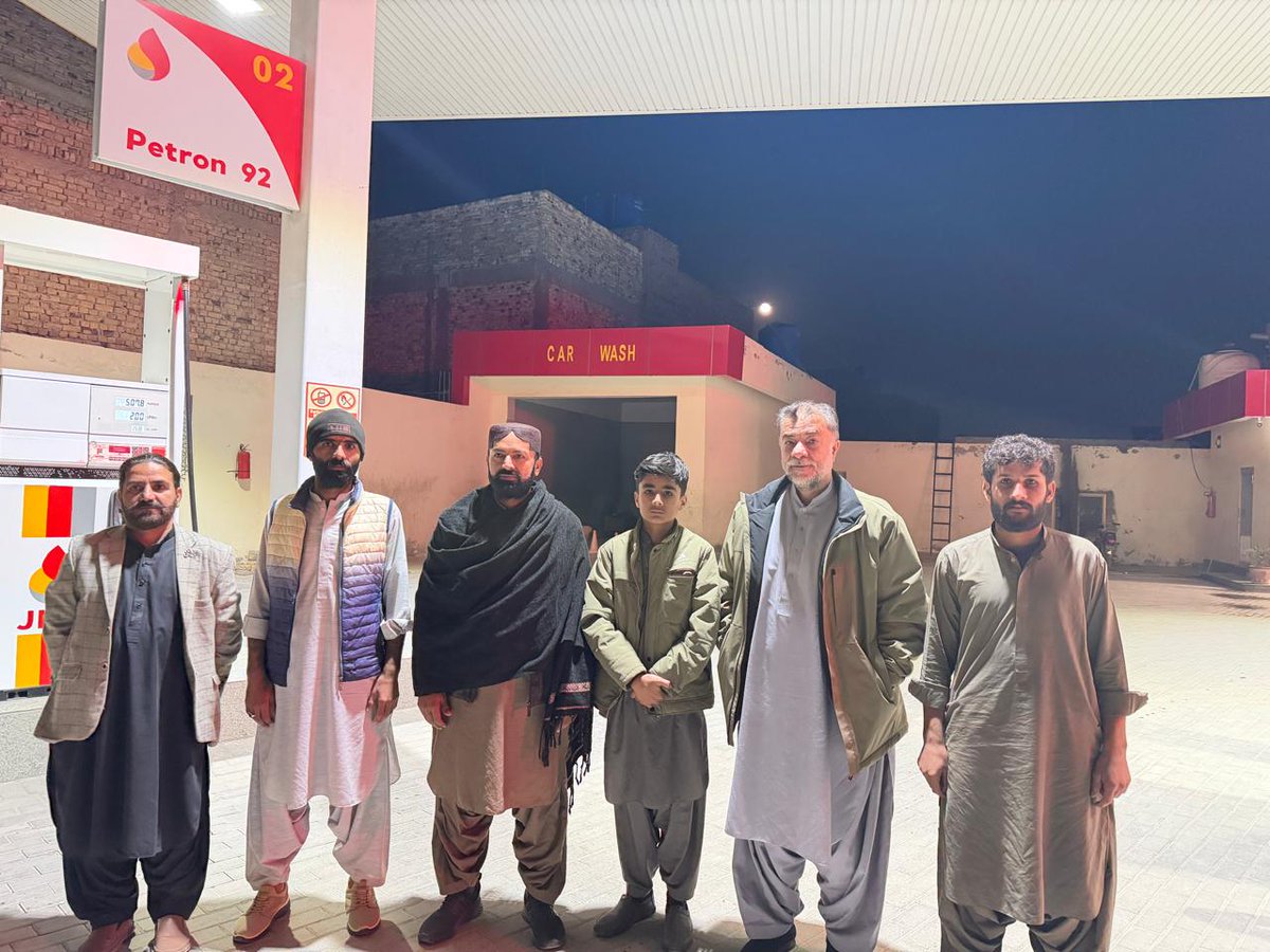 اچھی خبر//
کوئٹہ: نیشنل پارٹی کے مرکزی کونسلر میر نصیب اللہ بنگلزئی اور انکے ہمراہ دیگر احباب جنہیں دو روز قبل کلی قمبرانی کوئٹہ سے جبری طور پر لاپتہ کیا گیا تھا وہ خیر و عافیت سے بازیاب ہو گئے۔ 
 #NationalParty #Balochistan