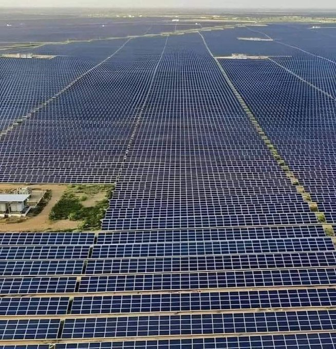 climacritic's tweet image. Non so se qualcuno si è mai posto questo problema di sicurezza. Se un paese avesse la sua produzione di energia basata sul solare, in caso di guerra che difficoltà avrebbe l'attaccante ad azzerare il sistema elettrico nazionale?