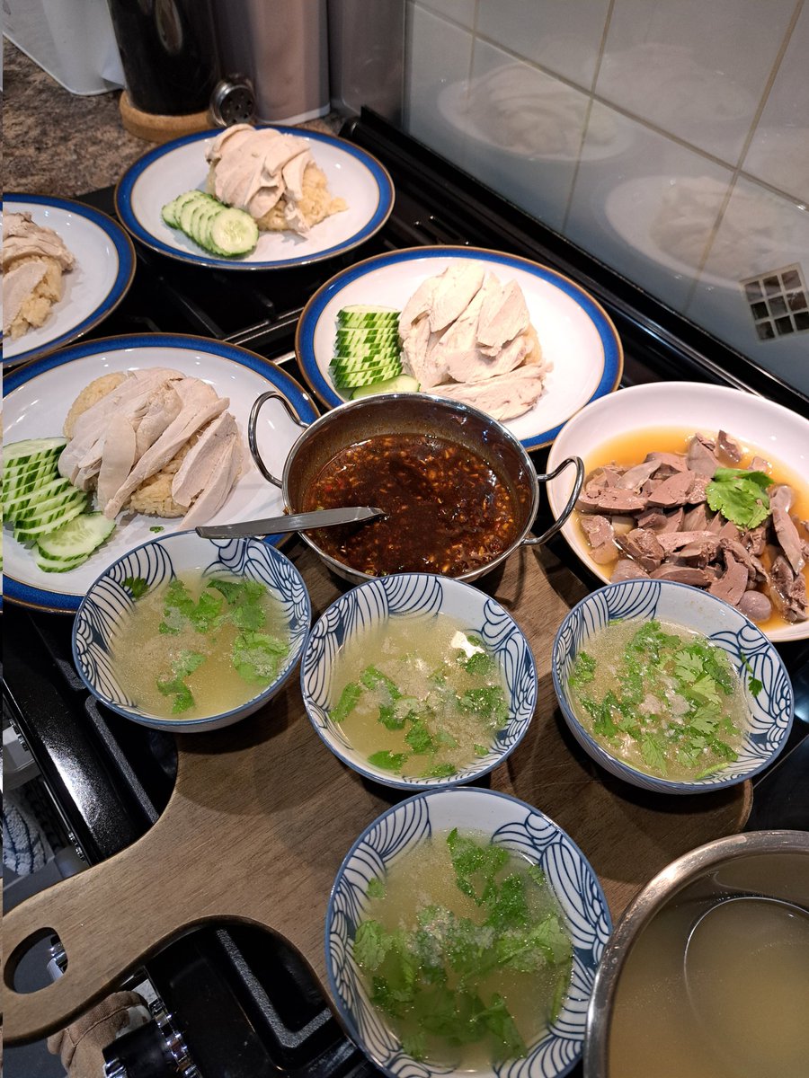 Tipsuwan7's tweet image. วันนี้ทำข้าวมันไก่​เนื้ออกไก่ล้วน​(ด่าได้แต่อย่าแรง)​ สรุปทุกคนชอบมา​ก​😁