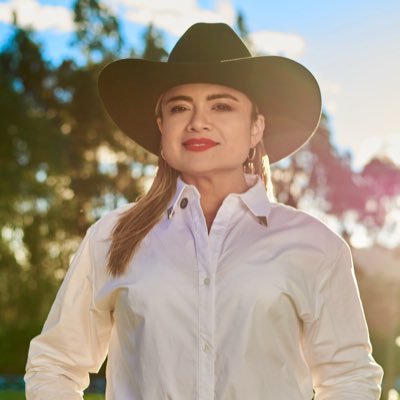 XPost1A's tweet image. Se busca a la peligrosa criminal Lina Garrido por incitar un Golpe de Estado en contra del Presidente @petrogustavo, si la ve no dude en llamar a la Policia Nacional y a la Fiscalía General de la Nación para su captura.

Por favor difundir.