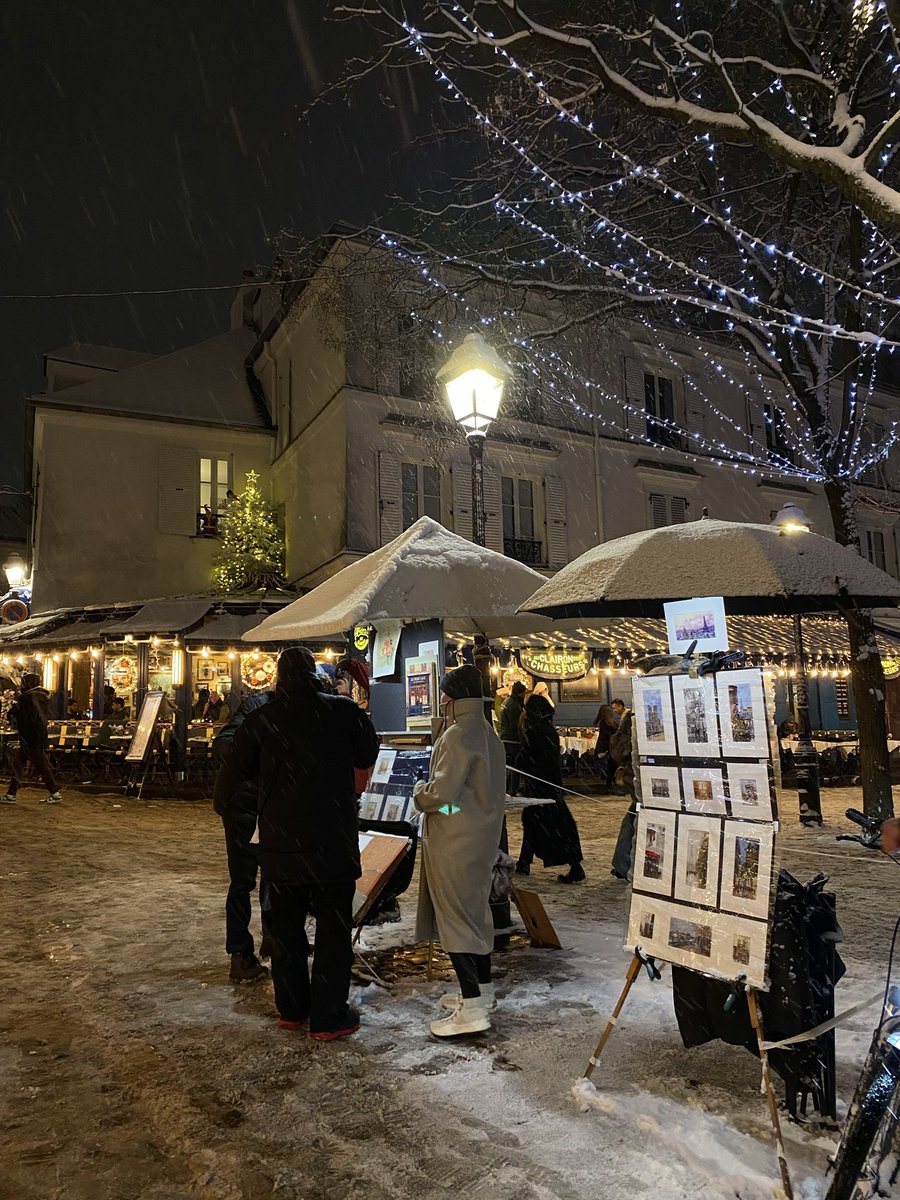 Luciopedernera's tweet photo. Montmartre nevado y a final de fiestas 💫🇫🇷🌨️ https://t.co/M8uhZEXmmG