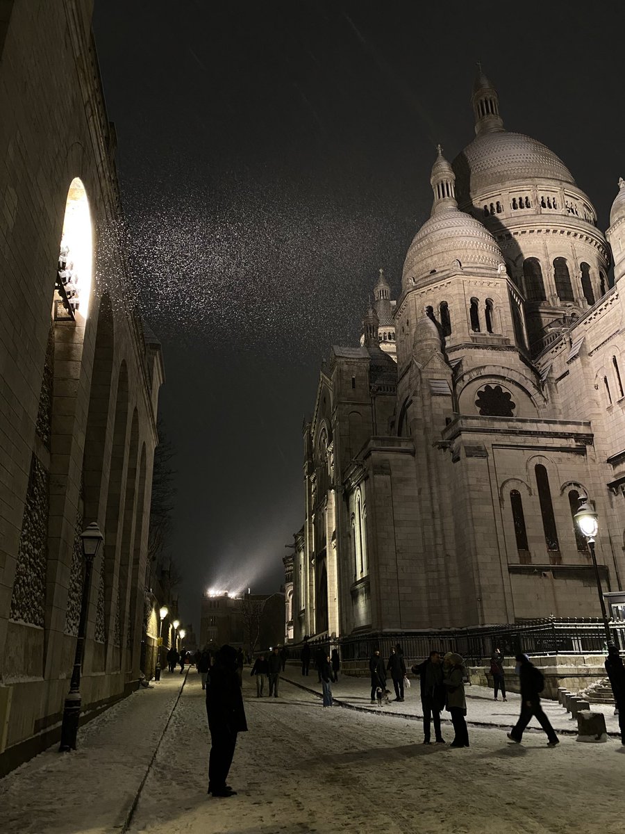 Luciopedernera's tweet photo. Montmartre nevado y a final de fiestas 💫🇫🇷🌨️ https://t.co/M8uhZEXmmG