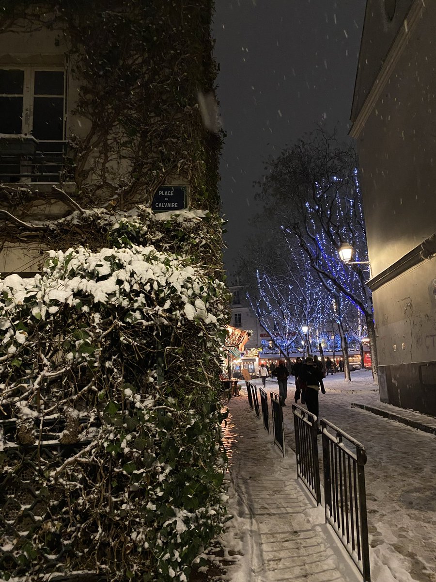 Luciopedernera's tweet photo. Montmartre nevado y a final de fiestas 💫🇫🇷🌨️ https://t.co/M8uhZEXmmG