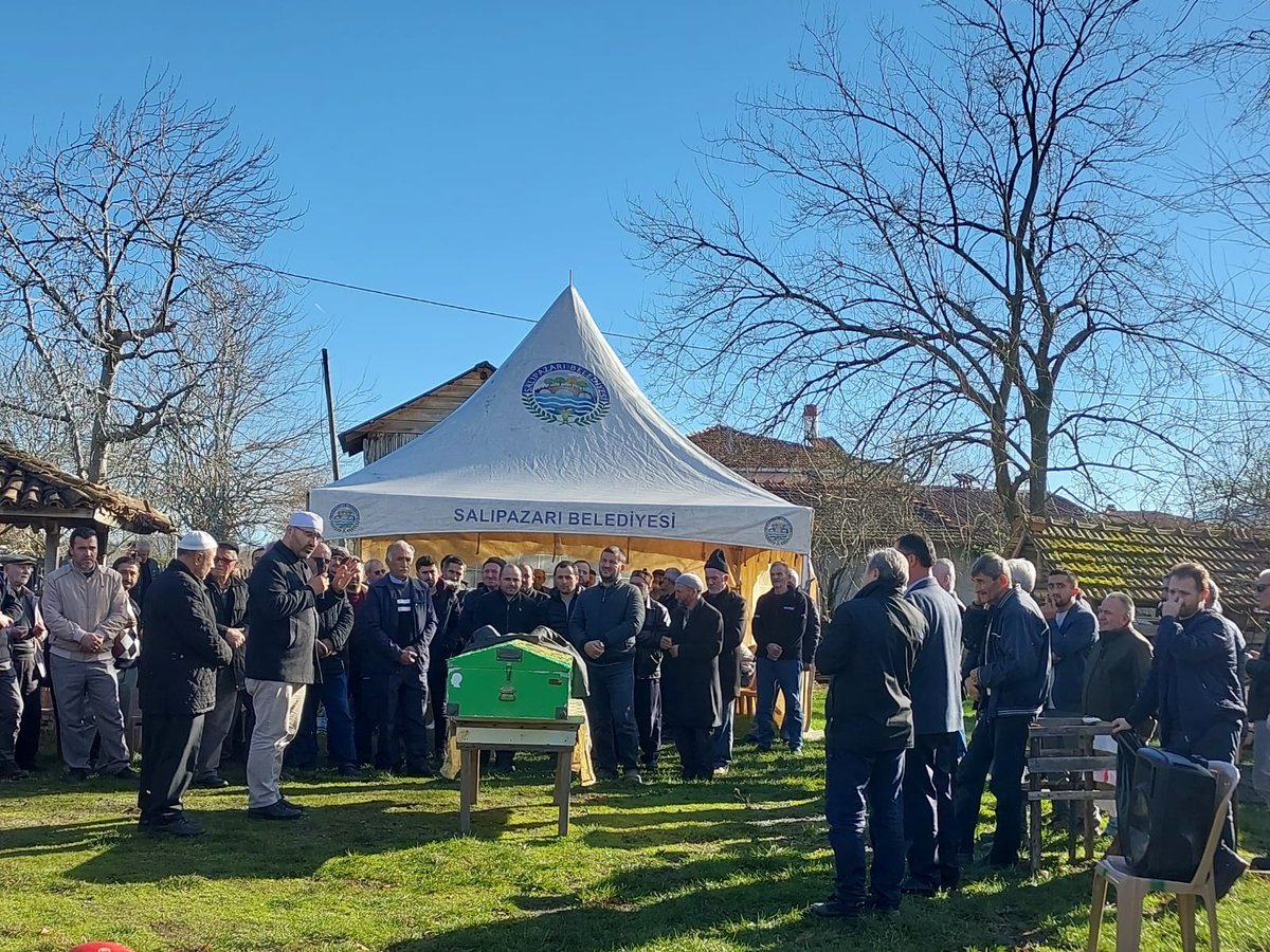 #KHKZulmüneSon

"Yaşadığım bu zulme şahitlik etmesi için 40 #KHK’lı arkadaşım cenazeme katılsın "demişti #KHK’lı Hüseyin Geçmek 

✍️Zulme uğradığına şahidiz.

📌Bir gecede terörist ilan edilip sivil ölüme terk edilmeyi ancak bir KHK'lı anlayabilirdi çünkü.