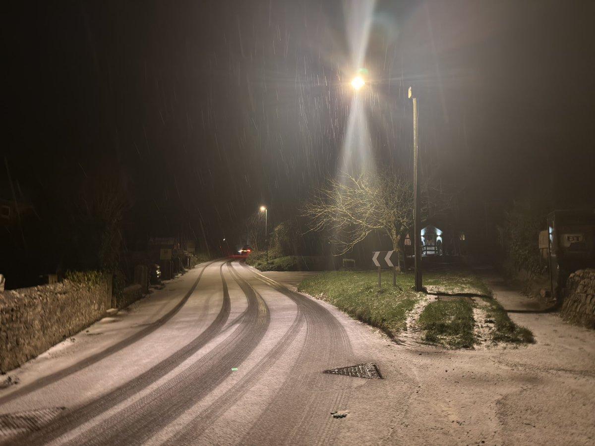 shreeve_jo's tweet photo. Ice ice baby βοΈππ» and the knob heads still driving like knob heads! βοΈ
Snow flurries bringing the last bit of Christmas to the village π
Ezmay is not happy the gritters just drove past her school π€£π€£βοΈ
#Snow #Stithians #Cornwall https://t.co/jLJs0mAlP1