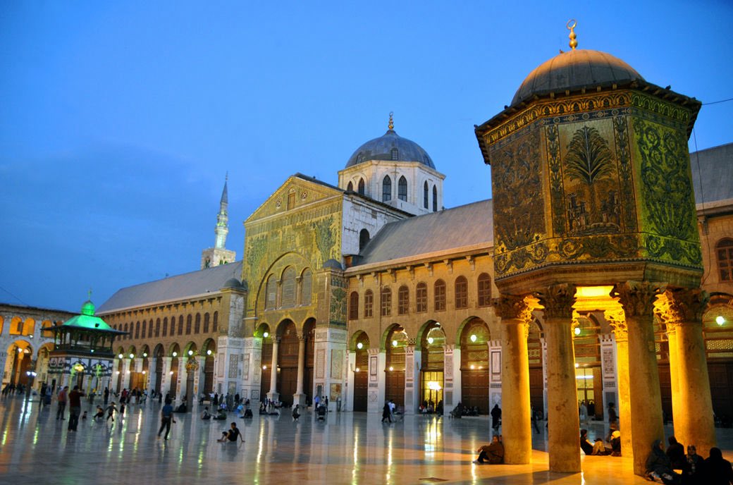 «فُسْطاطُ المسلمين يومَ الملحمةِ بالغوطةِ، إلى جانبِ مدينةٍ يُقالُ لها دمشقُ، من خيرِ مدائنِ الشام»

القائل: النبي محمد ﷺ
المصدر: سنن أبي داود (حديث 4298) – صححه الألباني