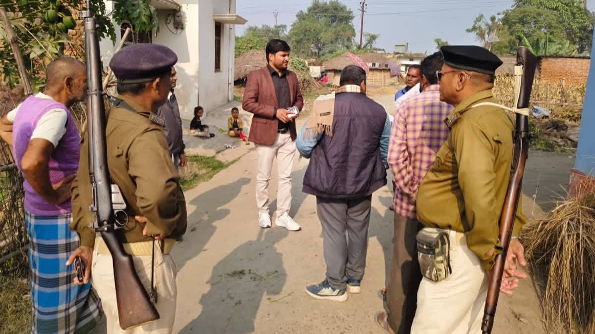 बेतिया राज की सैकड़ों एकड़ जमीन पर अतिक्रमण करने वालों के खिलाफ सरकार ने सख्त कदम उठाया है। प्रशासन ने 350 घरों को नोटिस जारी किया है, जिनमें से 115 घरों की पहचान भुईंधरवा गांव में की गई है। जमुनिया गांव में भी 80 से अधिक घर बेतिया राज की जमीन पर बने हुए हैं।

अंचल अधिकारी