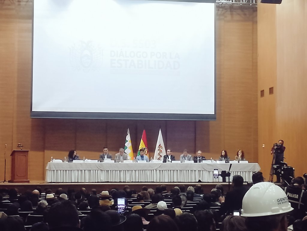 Bismark_Bolivia's tweet photo. En la Socialización del decreto 5503 con todas las organizaciones sociales a la cabeza de los ministros llamando al diálogo por la estabilidad del país. https://t.co/0gCKIk9IPD