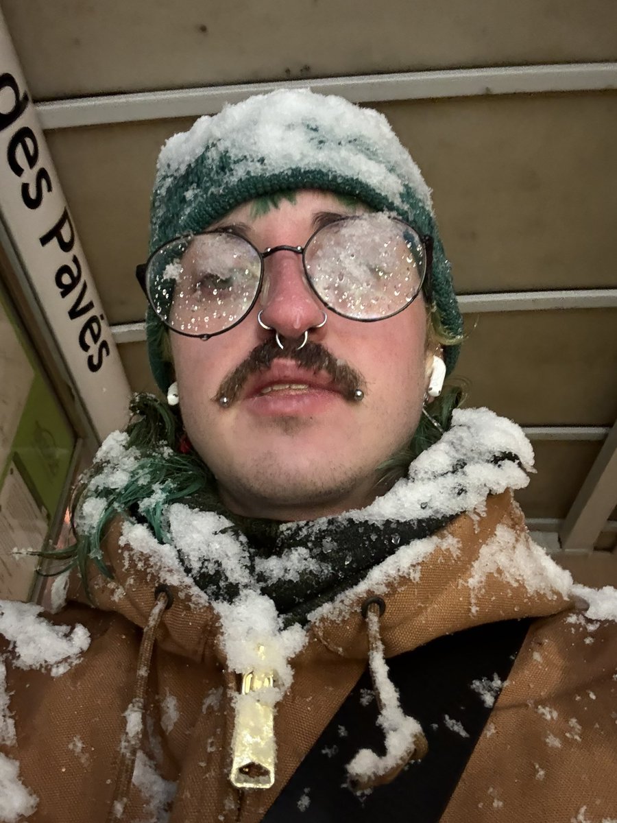 tracteurDeNoel's tweet image. Y neige un peu