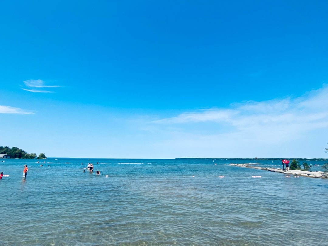 Walking the path where the sky kisses the sea 🌊💙✨Breathe in the freedom, embrace the endless blue, and let the waves carry your soul. 🌤️🐚A perfect day spent between the clouds and the ocean, where peace and magic come alive. 🌊☀️