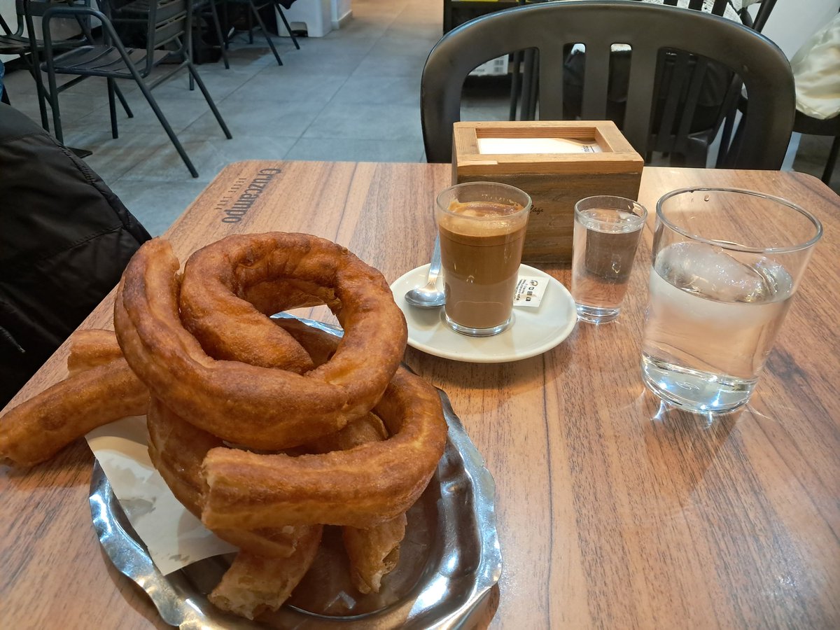 mst1953's tweet photo. @LaPasion7TV Estáis hablando de los churros de San Pablo y de la Macarena y a ninguno se les ha ocurrido decir que aquí son #Calentitos y los mejores en el bar La Centuria 
#DeSevillanasManeras https://t.co/KOt7srqEK9