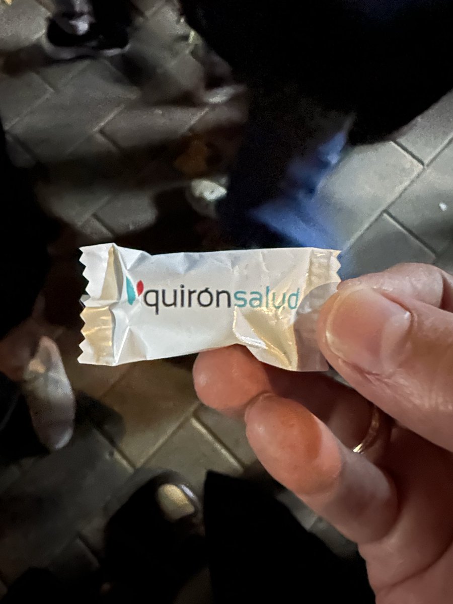 Estos son los caramelos que está tirando <a href="/JuanMa_Moreno/">Juanma Moreno</a> supongo, no?