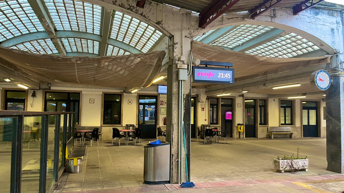 ConcelloNoMola's tweet image. Y esta es la decrépita y terrorífica estación de Ferrol.
Es de suponer que te tienen informado y al corriente de la situación, o quizá no, pero cualquier día se nos va a caer encima y los lamentos ya no solucionarán nada.
@Adif_es @Renfe @transportesgob