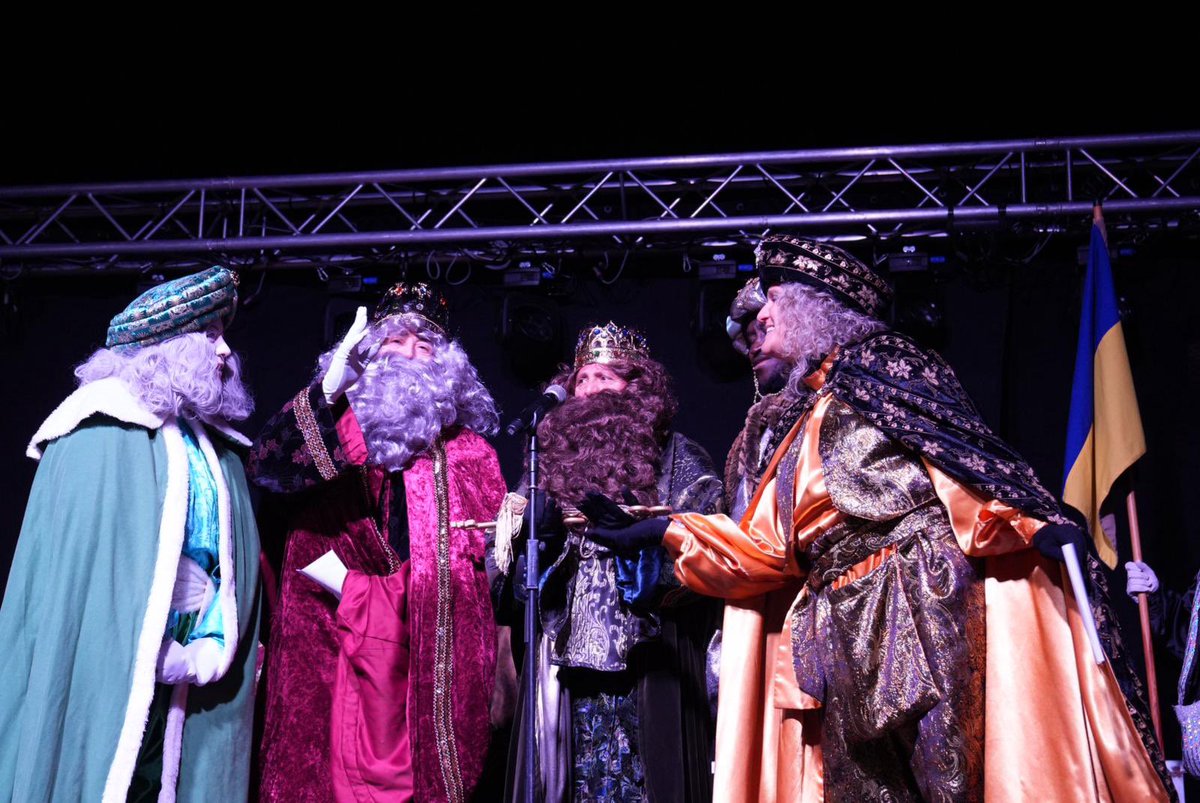 🎄 La il·lusió del Nadal es viu a #Abrera! ✨
👑 Gaudim de la Cavalcada de Reis amb l’arribada de Ses Majestats, el lliurament de la clau màgica, discurs inclusiu amb llengua de signes i caramels sense gluten.

🌟 Bona Nit de Reis!