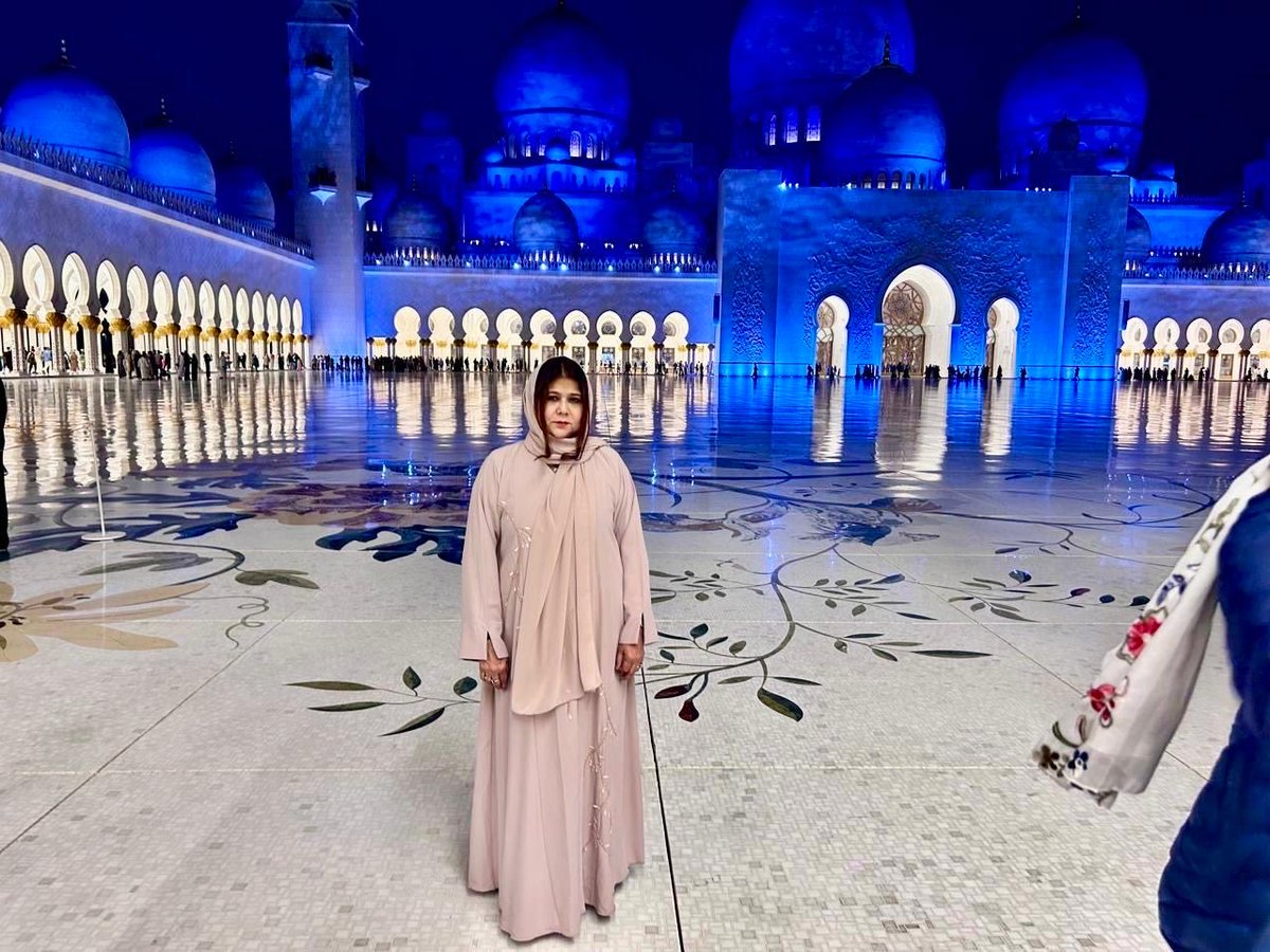 ProfRekhaSaxena's tweet photo. First family vacation in the Middle East, Dubai, UAE. Nothing could be a better break from work. Christmas and Year end well spent.
#Burjkhalifa #Christmas #desertsafari #Dubai #breakfromwork https://t.co/6QB7WXQaVc