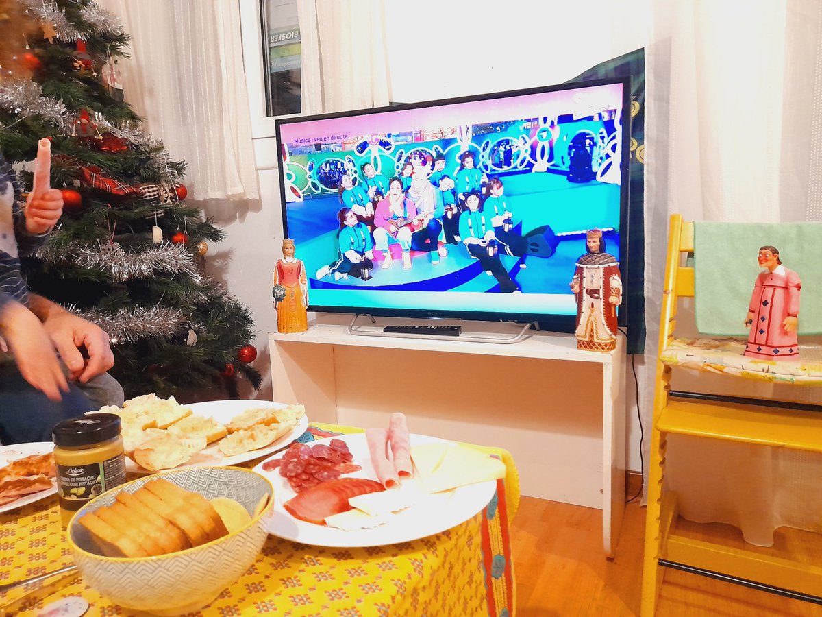 Des de fa un parell d'anys, fem un berenar a casa i us mirem a vosaltres 😍: els Beta, la <a href="/mariabshaimi_/">Maria Bouabdellah Shaimi</a> i en <a href="/daviditsme_cat/">David Its Me</a>, l' <a href="/ainadasilva_/">𝐀</a>, la Tat, en Titó i en JohnC, i ens falta l'<a href="/AleixManzanoTV/">Aleix Manzano Enfedaque</a>!