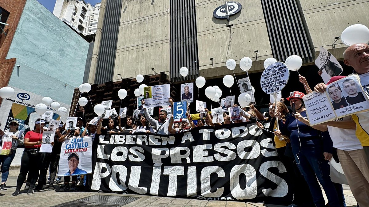 Nicolás Maduro designó como su abogado defensor al Sr. Barry Pollack, para que lo represente ante el proceso judicial abierto por un tribunal de Estados Unidos.

Resaltamos que el derecho a la defensa, al debido proceso y el respeto a la integridad personal, no son opcionales y