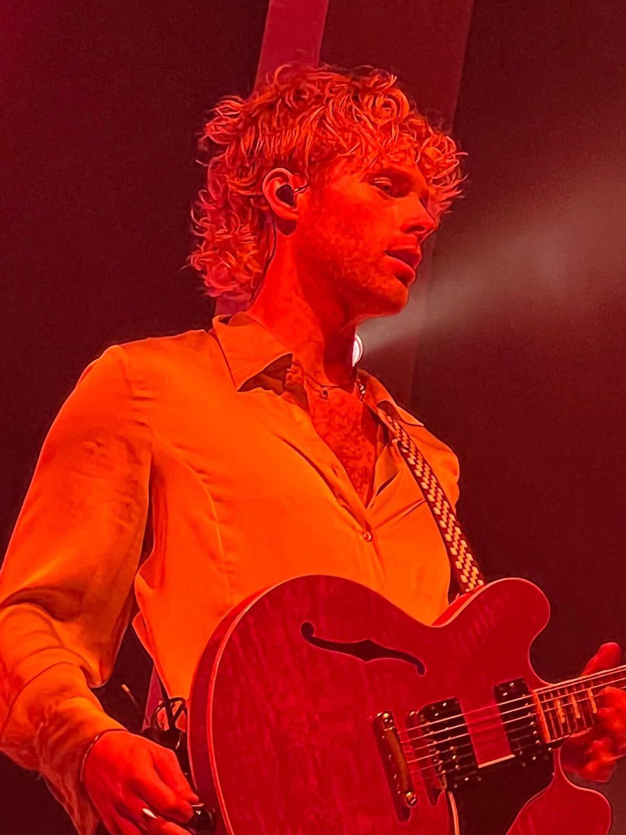 UDONTGO2PARTIES's tweet image. oh i wonder who i’m lookin for, cuz udontgo2parties anymore ;) #5SOS_SELFIEDAY #5SOS #LUKE