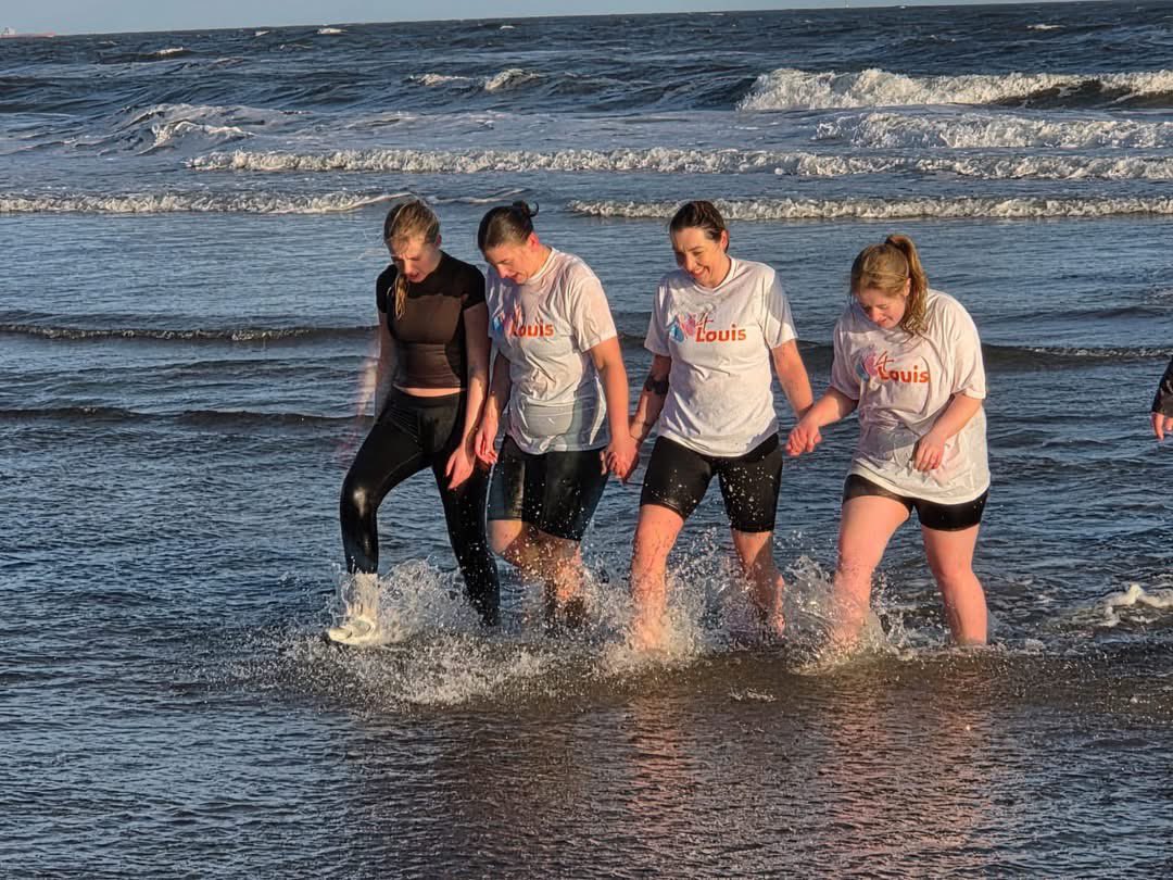 _4Louis's tweet photo. 29 student midwives at Teesside Uni raised an incredible ยฃ6603 for 4Louis doing a Boxing Day dip at Seaton Carew. We are incredibly grateful and thank each and everyone of you are AMAZING! 4Louis Teesside University #makingadifference #4louis #teessideuniversity #studentmidwife https://t.co/XQGQX778ym