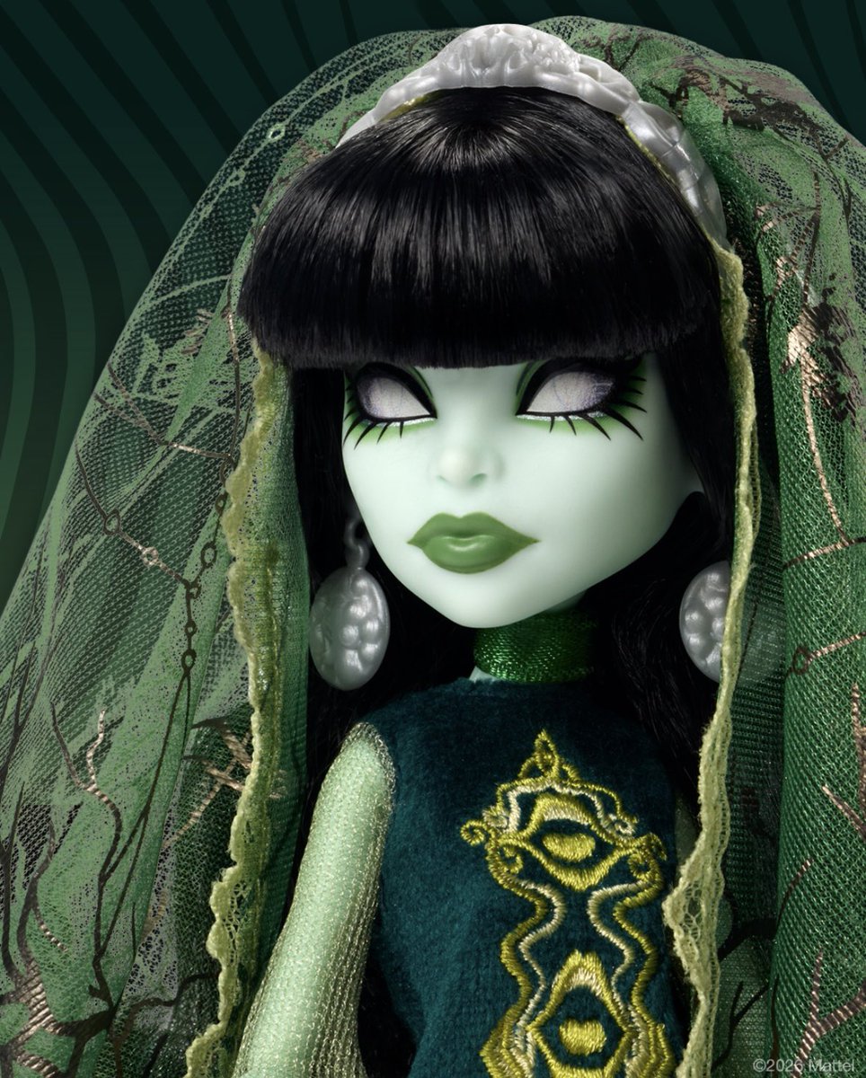 (1) Some of you really know nothing about banshees, and it shows! Cuz, why is the Fang Club Scarah doll/ her design getting hate? It's very meaningful, let me list a few things I've noticed.

She’s wearing…

a shroud - burial shroud of the person whose death she is foretelling