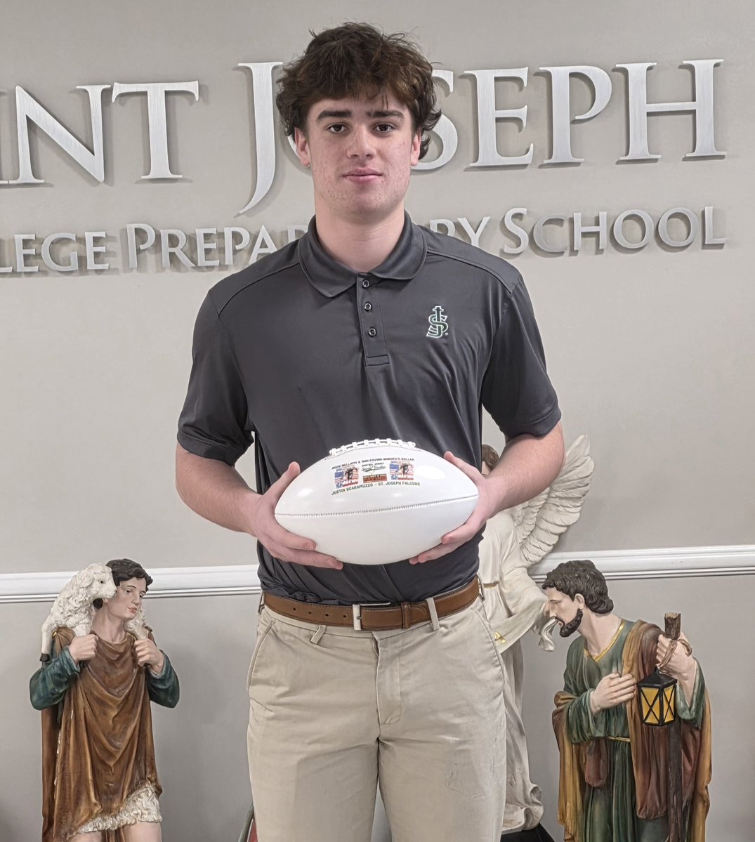 bordenfb4ever's tweet image. Congratulations Justin Scaramuzzo @JustinScara12 2026 Borden's Baller from @StJosephFB Thank you to the main office staff for allowing me to take this picture today! @CJSportsRadio
